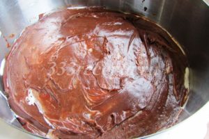 </p>
<p>На крем выкладываем 1/3 шоколадного ганаша, разравниваем.</p>
<p>
