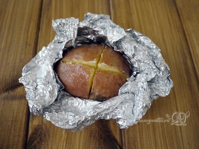 Картофель запеченный в духовке в фольге - делаем надрезы в картофеле