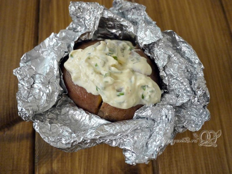 Картофель запеченный в духовке в фольге - начиняем картофель соусом