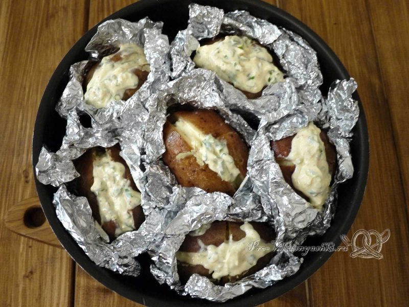 Картофель запеченный в духовке в фольге - выкладываем картофель в форму