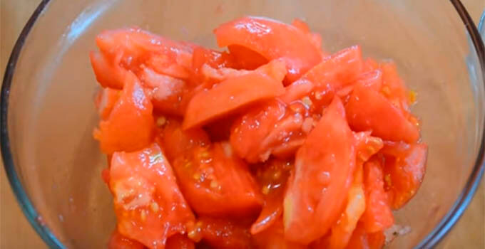 narezat-tomaty-dolkami