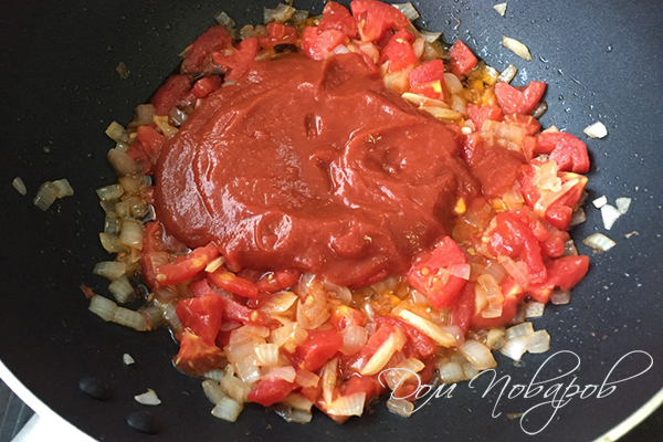 Добавление томатной пасты к помидорам и луку