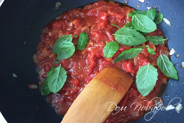Добавление базилика в томатный соус