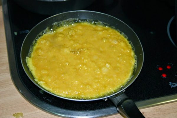 Картофельная тортилья в процессе приготовления