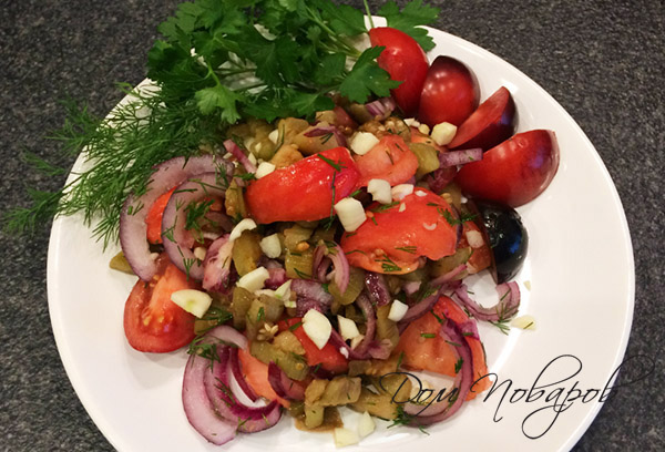 Салат с жареными баклажанами и томатами