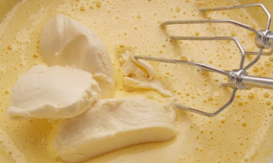 взбитые яйца и сахар соединяем с маслом
