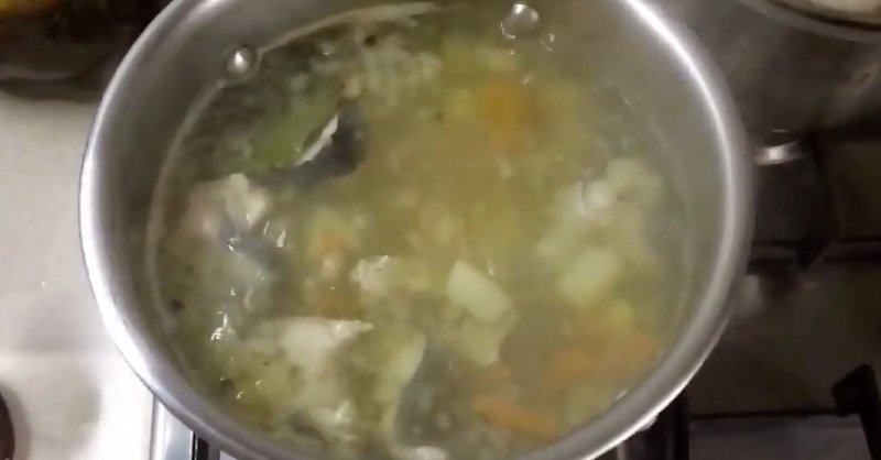 суп из рыбы в кастрюле