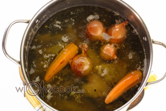 Добавляем лук и морковь в кастрюлю
