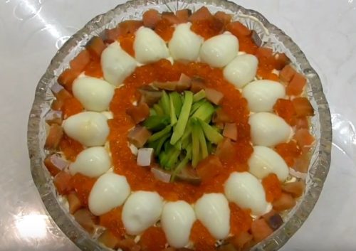 Праздничный салат из авокадо с красной рыбой и крабовыми палочками
