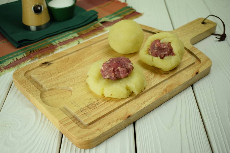 Приготовление картофельных шариков с мясом шаг 4