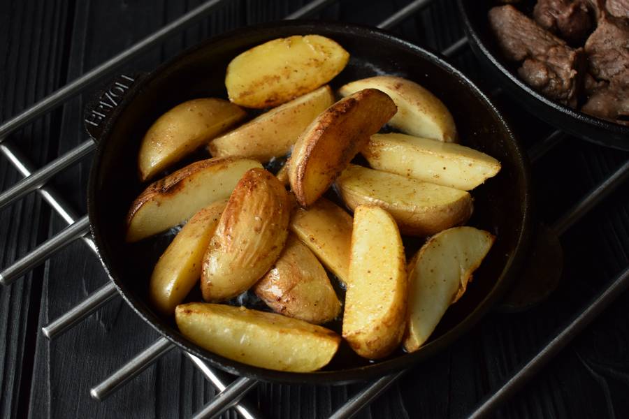 Приготовление в горшочках телятины с картофелем и грибами шаг 6