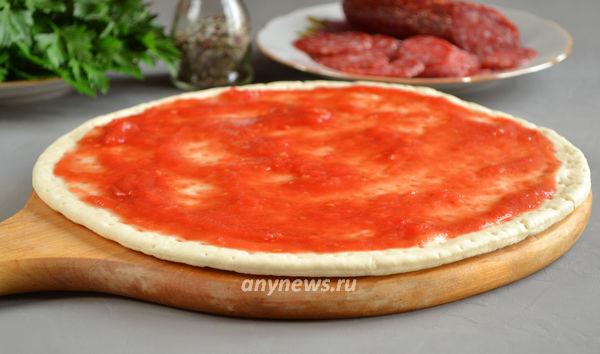Быстрая пицца из готового теста с сыром и колбасой
