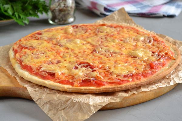 Быстрая пицца из готового теста с сыром и колбасой