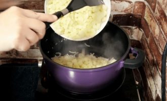 Выкладываем картофель в кастрюлю