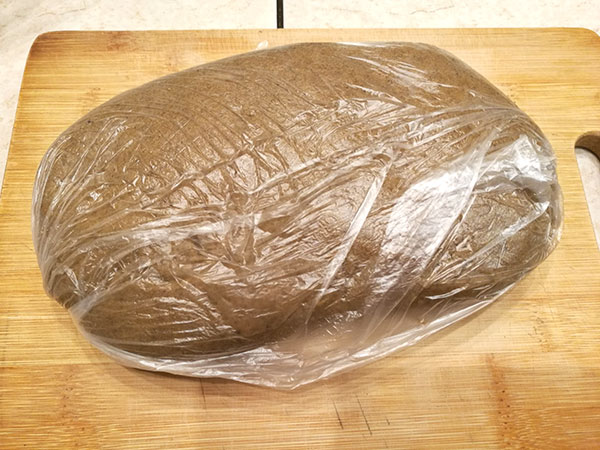 На фото готовое тесто для козуль в целлофановом пакете