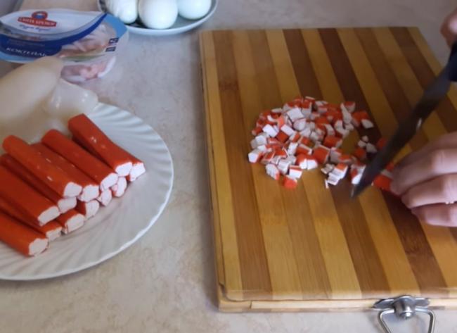 Салат с креветками и кальмарами - нежный и изысканный вкус: рецепт с фото и видео