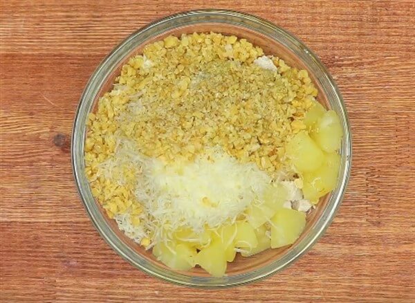 Салат с курицей, ананасами, сыром и грецкими орехами - рецепт