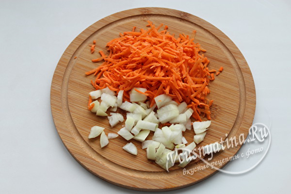 нарезать лук и морковь