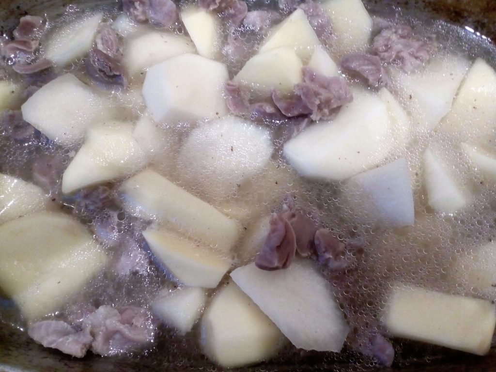 Фото рецепта - Тушеный картофель с куриными желудками и специями - шаг 6