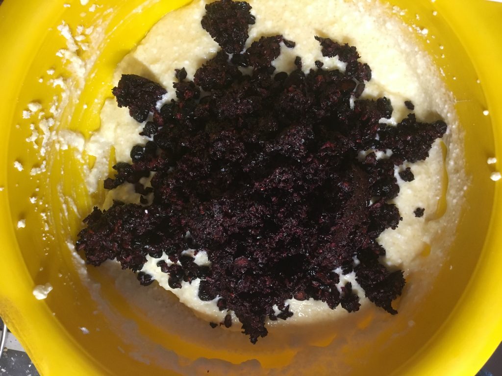 Фото рецепта - Творожный пирог с черноплодной рябиной и меренгой - шаг 4