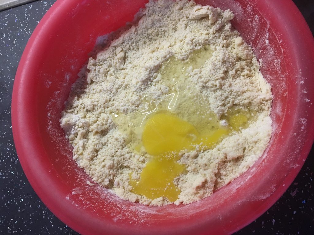 Фото рецепта - Творожный пирог с черноплодной рябиной и меренгой - шаг 1