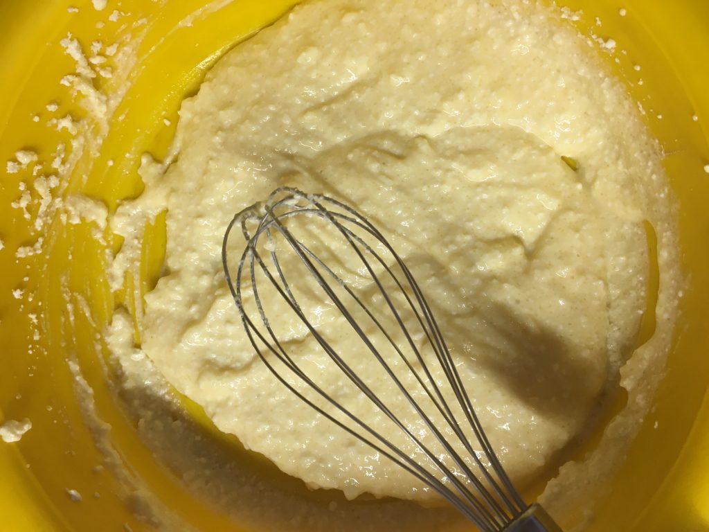 Фото рецепта - Творожный пирог с черноплодной рябиной и меренгой - шаг 3