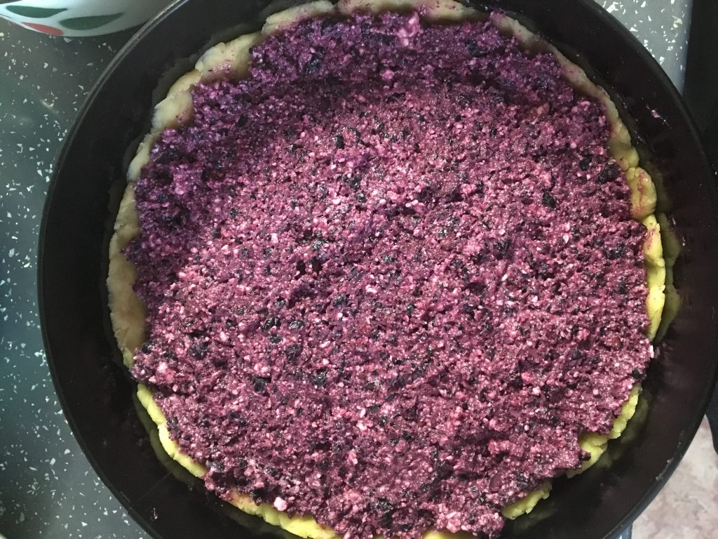 Фото рецепта - Творожный пирог с черноплодной рябиной и меренгой - шаг 5