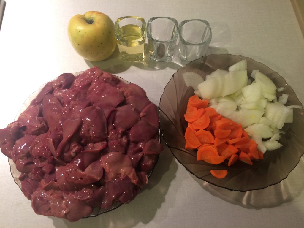 Фото рецепта - Паштет из куриной печени с яблоком и морковью - шаг 2