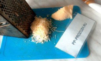 Шаг 8: Натрите сыр на мелкой терке и за 5 минут до готовности посыпьте перцы сверху.