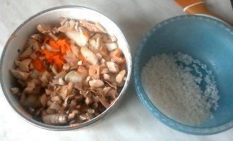 Шаг 4: Нарежьте грибы и помидоры и смешайте с луком и морковью. Помидоры берите переспелые.