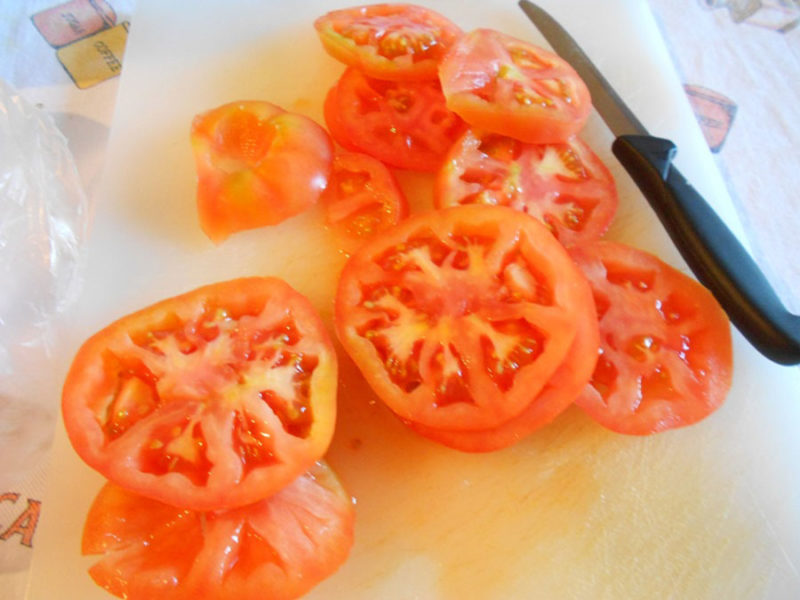 Нарезать помидоры кружочками