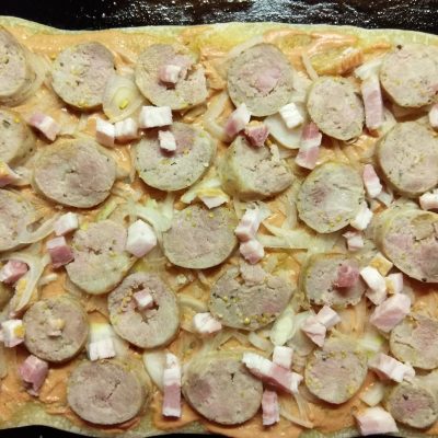 Фото рецепта - Пицца с домашней колбасой, беконом и маринованными черри - шаг 8