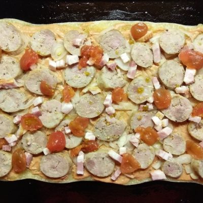 Фото рецепта - Пицца с домашней колбасой, беконом и маринованными черри - шаг 9