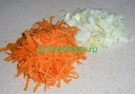 Порезанный лук и потертая морковь