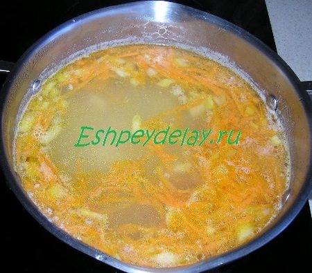 Обжаренные овощи добавленные в суп