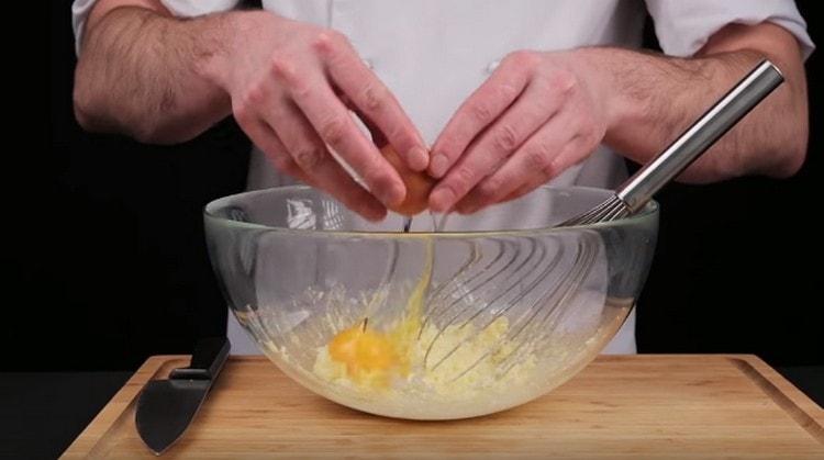выбиваем в масляную массу яйцо и перемешиваем.