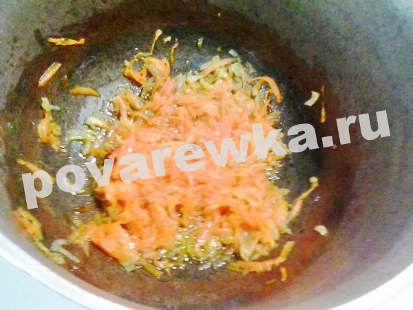 Штрудли: обжарить лук и морковь в сотейнике
