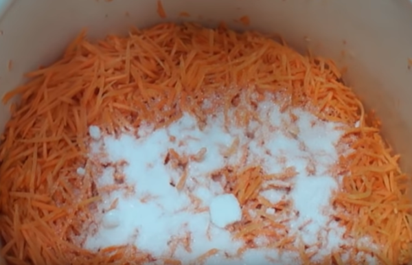 морковь по-корейски 3 всыпаем сахар