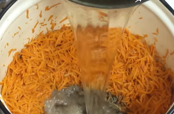морковь по-корейски 3 заливаем масло