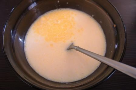 Молоко, масло и яйцо для теста на булки