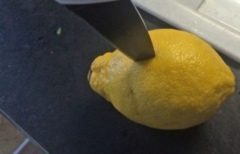 Проткнуть лимон ножом
