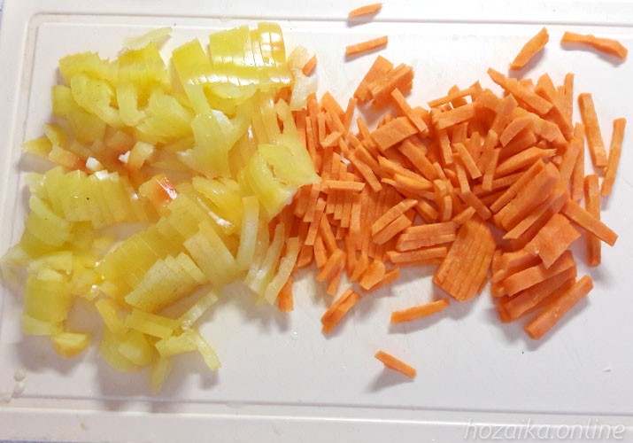 нарезанный перец и морковь