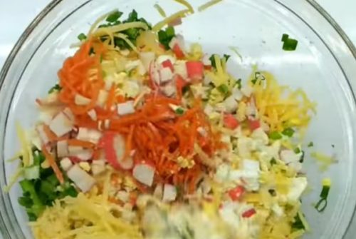 Вкусный салат с крабовыми палочками и корейской морковью