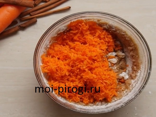 добавляем морковь и другие ингредиенты