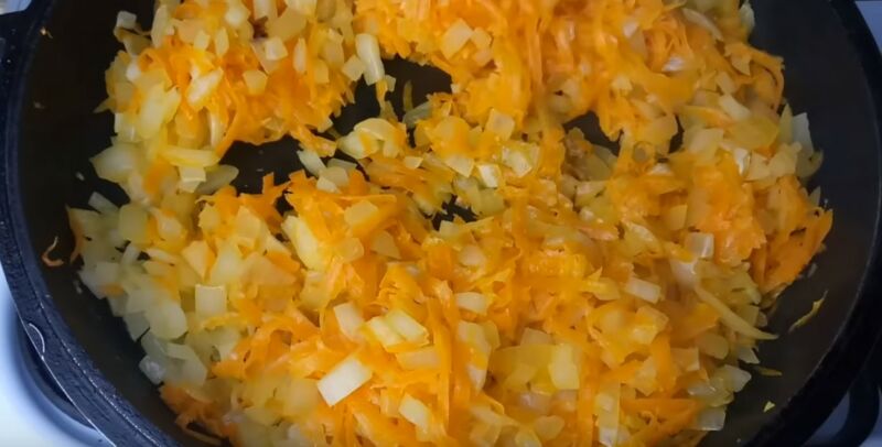 обжариваем лук и морковь на сливочном масле
