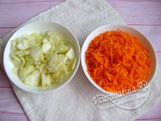 измельченные морковь и лук