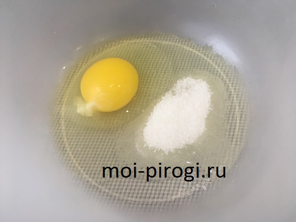 взбиваем яйца с сахаром