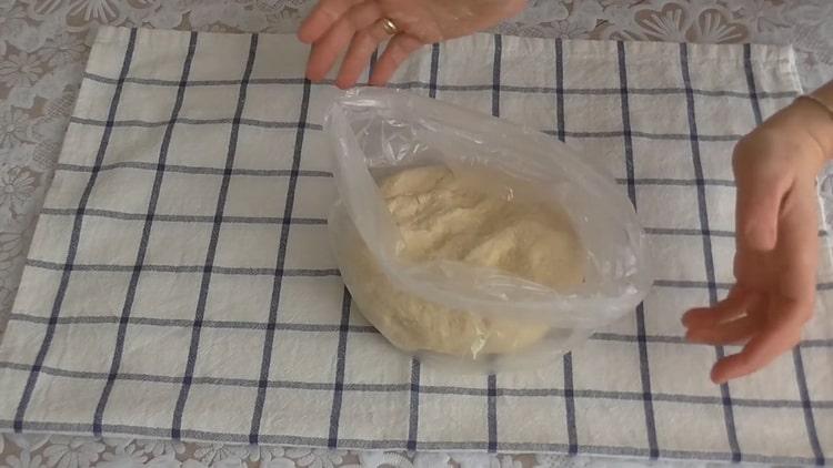 Для приготовления рогаликов положите тесто в пакет