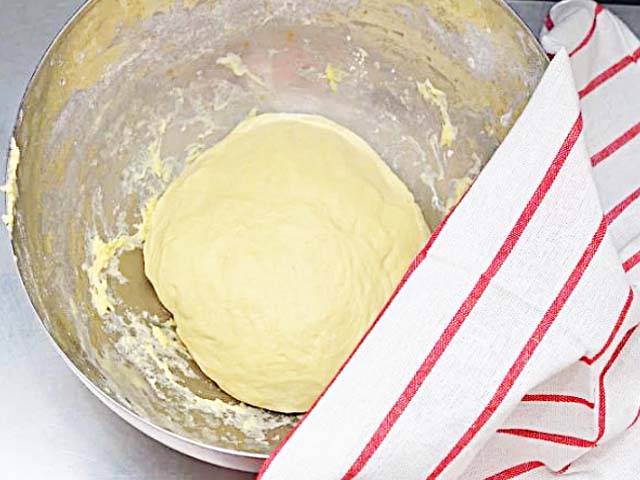 Булочки с творогом из дрожжевого теста —  рецепты булочек в духовке