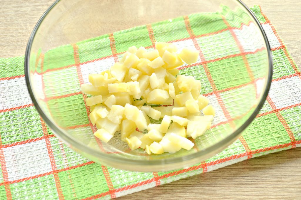 Фото рецепта - Простой картофельный салат с маринованными шампиньонами и горошком - шаг 1